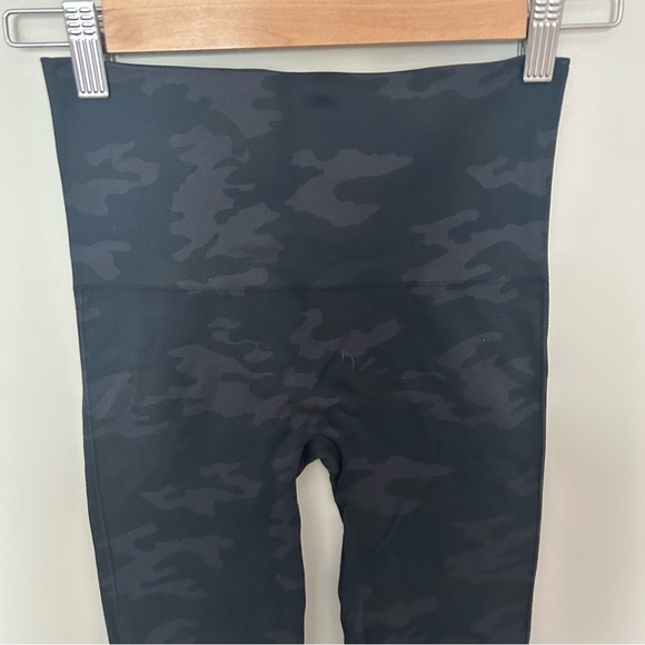Spanx Look At Me Now Seamless High Waisted Leggings in Black Camo Size Small - Picture 3 of 6